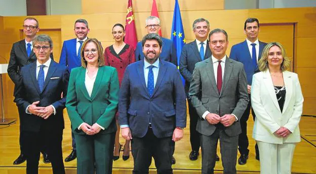Family photo of the new Government of the Region, after taking office on January 17. 