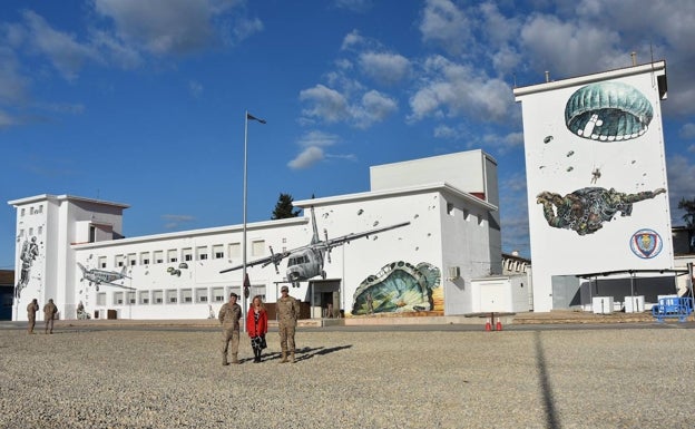 Un homenaje a los primeros saltadores en los nuevos murales artísticos de la Escuela Militar de Paracaidismo de Alcantarilla
