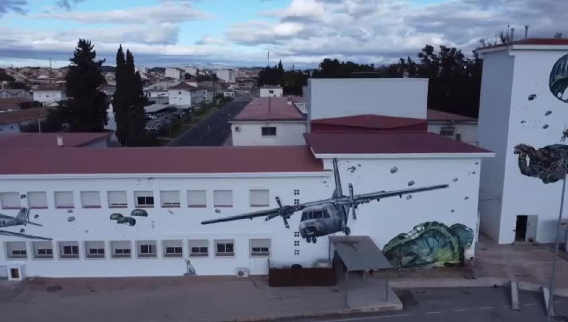 Un homenaje a los primeros saltadores en los nuevos murales artísticos de la Escuela Militar de Paracaidismo de Alcantarilla