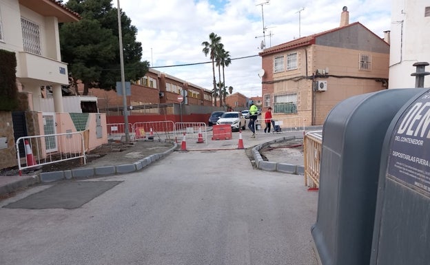 Quejas vecinales en Águilas por los retrasos en las obras de la calle Murcia