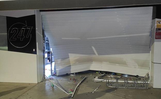 Encuentran la furgoneta utilizada para el alunizaje en un súper de El Raal en un huerto de Orihuela