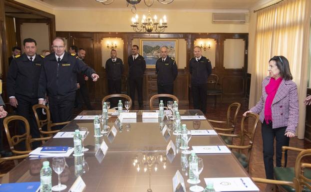 La ministra de Defensa comprueba en persona el retraso del submarino S-81