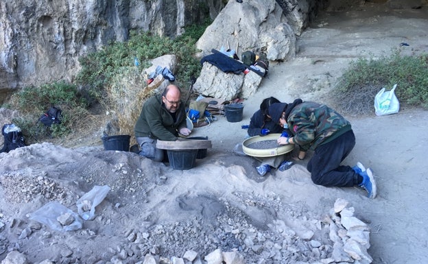 Hallan indicios de actividad humana hace más de 6.000 años en la Cueva de La Excomunión, en la Sierra de la Pila