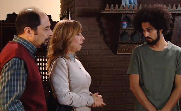 Noureddine El Attab, on the right, in a scene from 'La que se avecina'. 