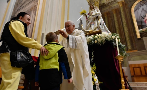 Bendición e imposición de velas ante la imagen de la Candelaria en Murcia