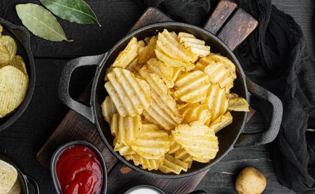 Picoteo saludable: los aperitivos salados de supermercado «menos malos», según la OCU