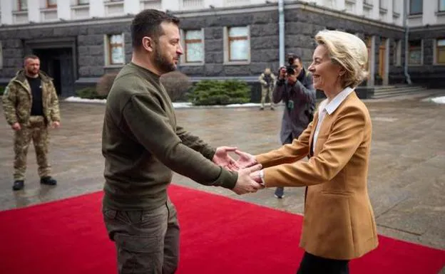 Volodimir Zelensky receives Ursula von der Leyen in kyiv, which is hosting a bilateral EU-Ukraine summit until this Friday.