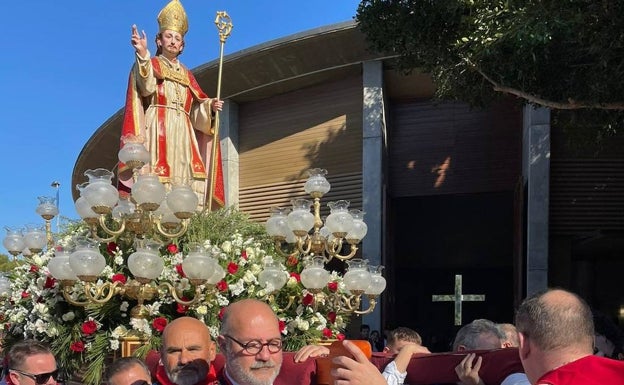 «¡Silencio y al paso!» para llevar a San Blas hasta la pinada en Santiago de la Ribera