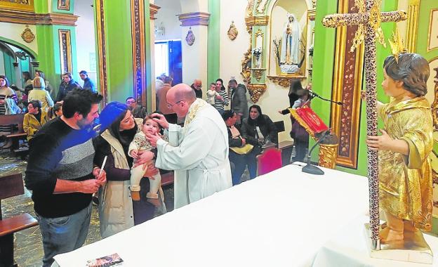 El Niño del Balate recibe a los bebés nacidos el año pasado en la comarca de Mula