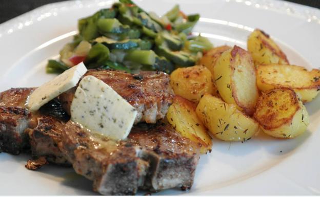 Chuletas de cordero con verduras y queso azul