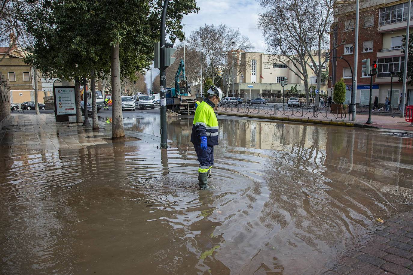 Una avería en la red de agua potable anega la Plaza de España de Cartagena