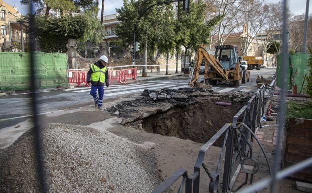 La avería en la red de agua potable mantiene cortado al tráfico parte de Alfonso XIII y Plaza de España de Cartagena