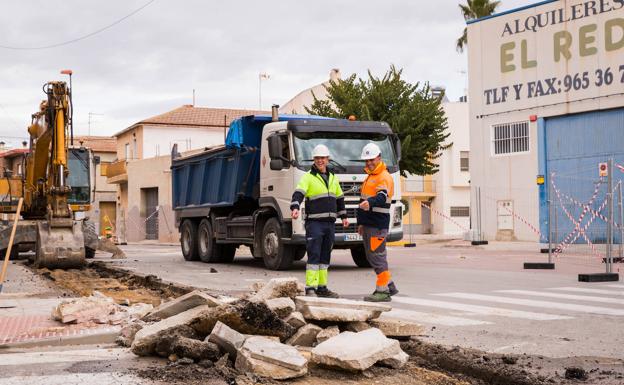 Cortan la calle Mayor de San Bartolomé por unas obras de saneamiento