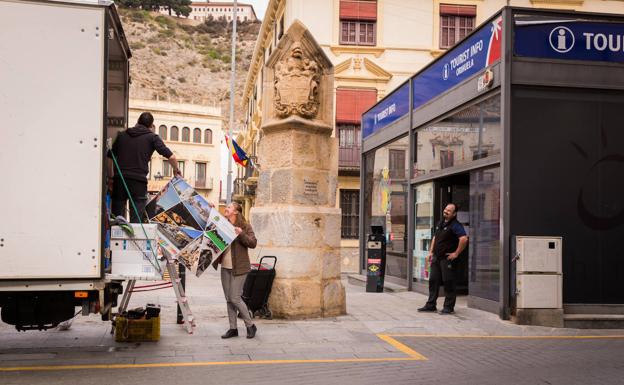 La marcha de la Oficina de Turismo dejará una plaza Ramón Sijé más «diáfana»