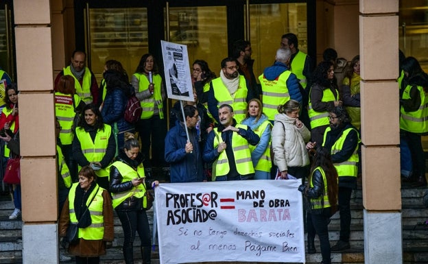 Decenas de docentes asociados se manifiestan en La Merced contra la «inestabilidad» a la que les aboca la nueva ley