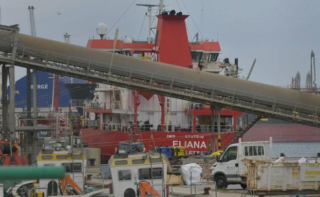 Detienen la salida del puerto de Cartagena de un barco con aceite de soja por sobrecarga