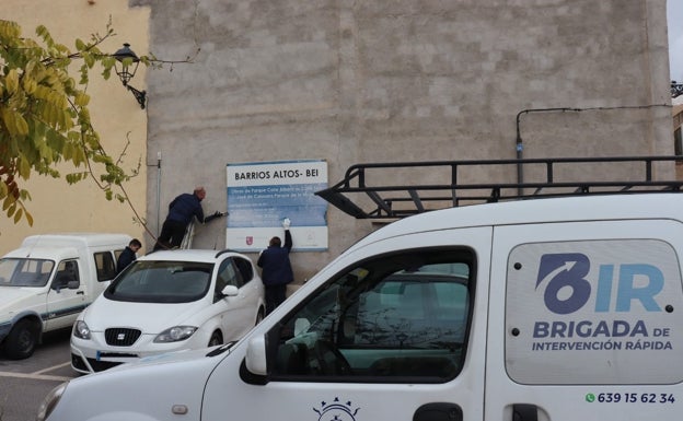 Eliminan grafitis, señales obsoletas y cableados antiguos en Lorca