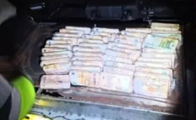 Encuentran 500.000 euros escondidos en un maletero durante un control en la A-7 entre Murcia y Almería