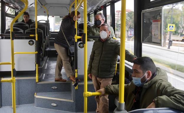 Muchas mascarillas en el transporte público de la Región de Murcia en el primer día de uso voluntario