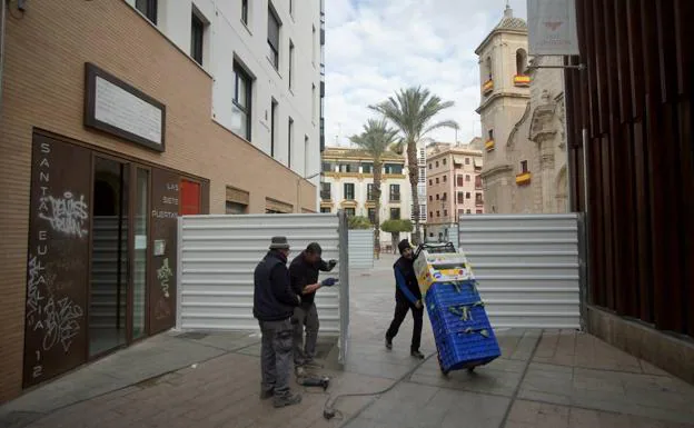El rechazo vecinal retrasa el cierre al paso de la plaza de Santa Eulalia de Murcia