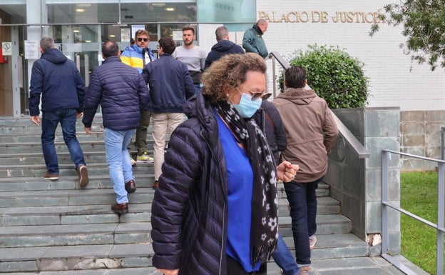 Yolanda Muñoz acude al juzgado para recoger su citación en la causa de presunta corrupción en el Puerto