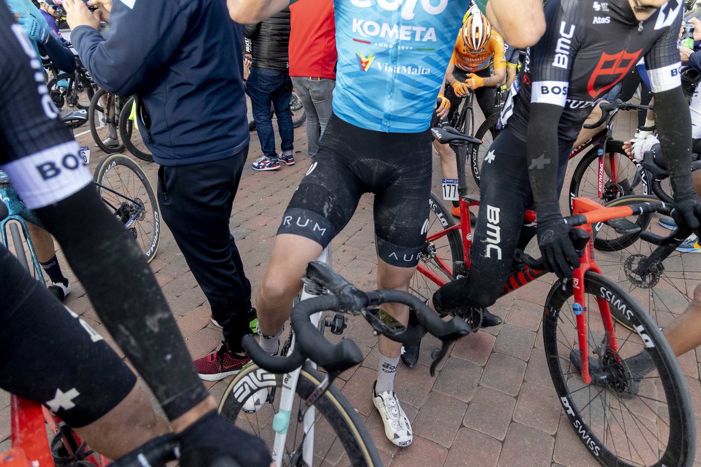 Gotas de sudor, lluvia y barro en la Vuelta Ciclista a la Región de Murcia 2023
