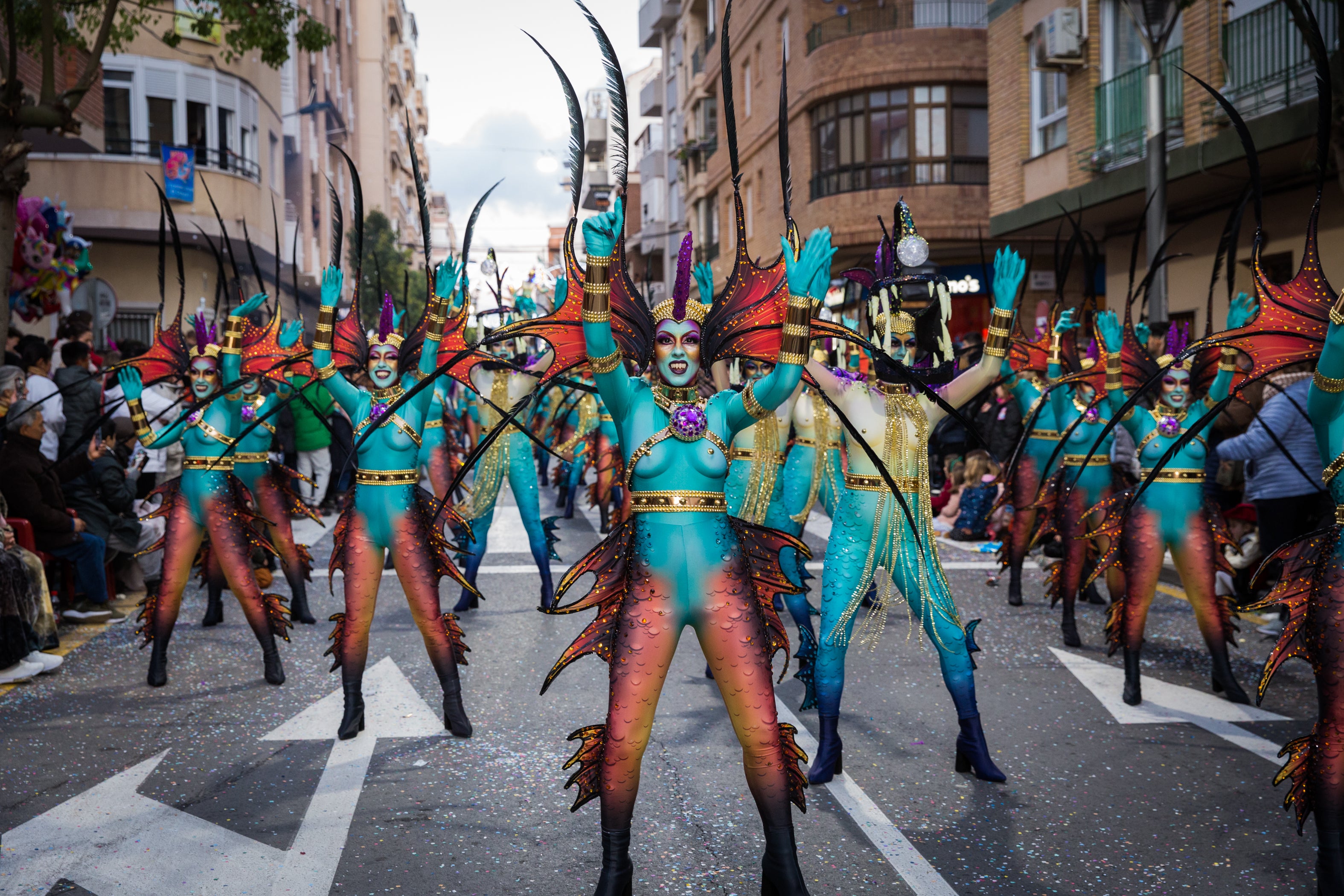 Brillante estallido de color y buen baile del carnaval de Torrevieja