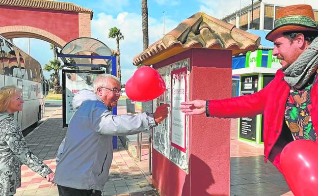 Globos de corazones en Los Alcázares para celebrar San Valentín
