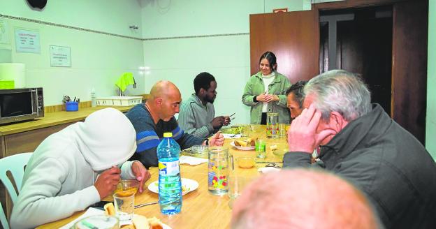 El frío invernal llena todas las camas del albergue de Orihuela para personas sin hogar