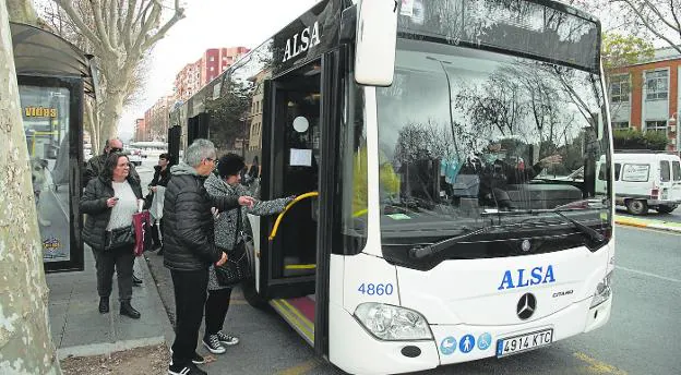 Más de 49.000 jubilados, estudiantes y parados de Cartagena se suben a los descuentos del bus