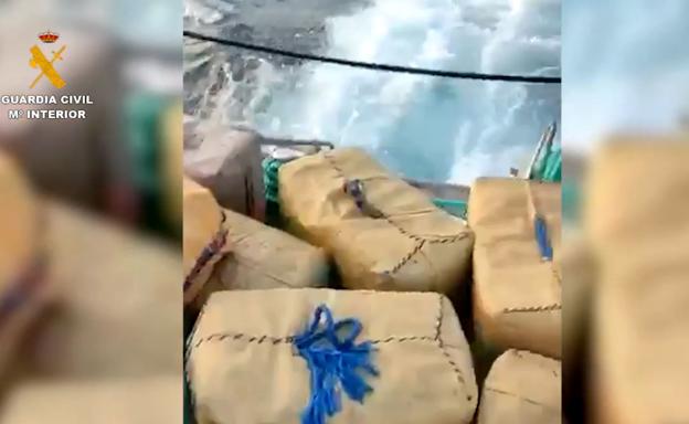 Prisión para cinco de los siete detenidos en una operación contra una red acusada de meter hachís por la costa en narcolanchas