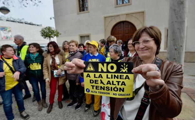 Los afectados por la línea de alta tensión Hinojar-Águilas se manifiestan frente al palacio de San Esteban en Murcia