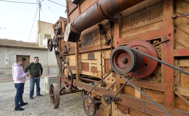 Joaquín busca un techo para la trilladora de su abuelo
