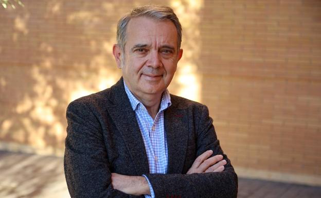 Jorge Alacid retrata el «espinazo moral» de la Transición en su primera novela