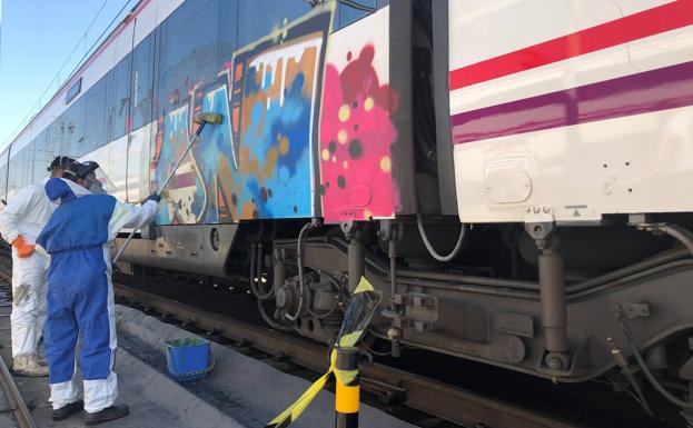 El vandalismo grafitero en los trenes de la Región de Murcia costó 419.000 euros a los ciudadanos en 2022