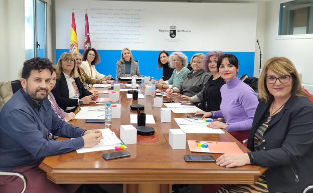 La Comunidad reconoce a tres mujeres y dos entidades en los Premios 8 de Marzo