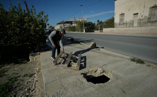 Los robos para hacer chatarra convierten la Orilla del Azarbe de Murcia en un campo de minas