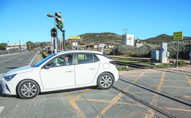 El Ministerio suprimirá este año dos pasos a nivel del Feve en la carretera de La Unión