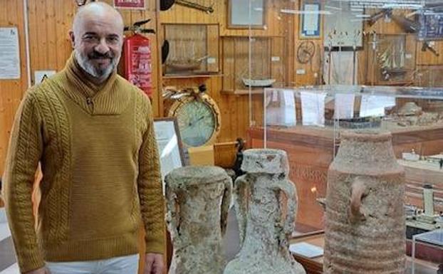 Dos familias de Torrevieja donan al Ayuntamiento seis ánforas