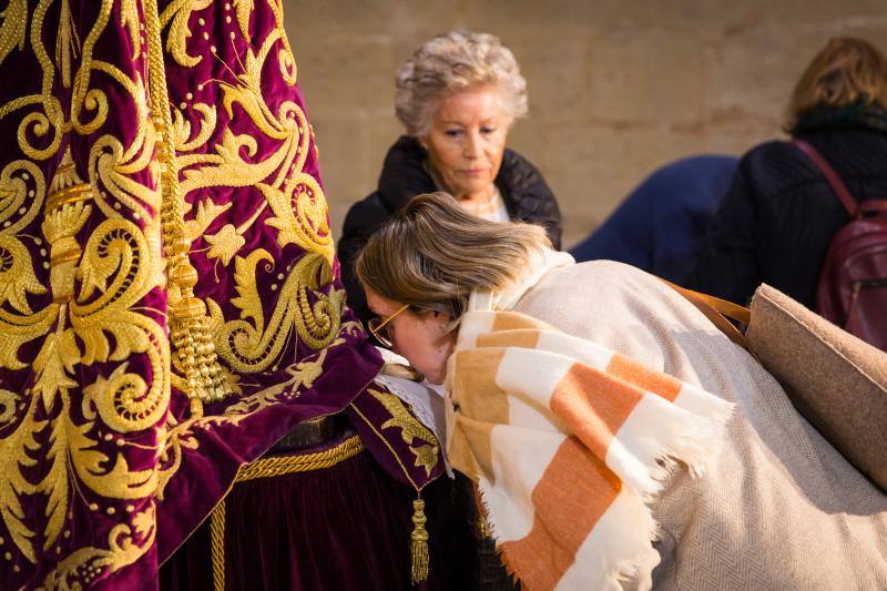 Orihuela recupera el tradicional besapié a Nuestro Padre Jesús