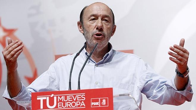 Rubalcaba cree «intolerable» que Rajoy defienda a Arias Cañete