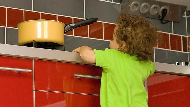 Niños en la cocina: peligro - Fundación MAPFRE