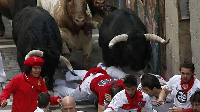 Avenero arrasa en el encierro y deja dos heridos por asta de toro