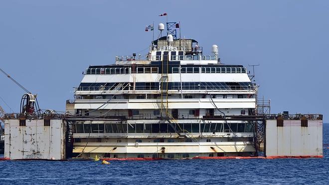 Una fuga de combustible durante el reflote del Concordia retrasa su traslado