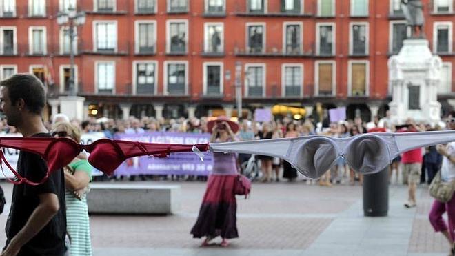 Una cadena de sujetadores rodea el Ayuntamiento para reprobar al alcalde de Valladolid