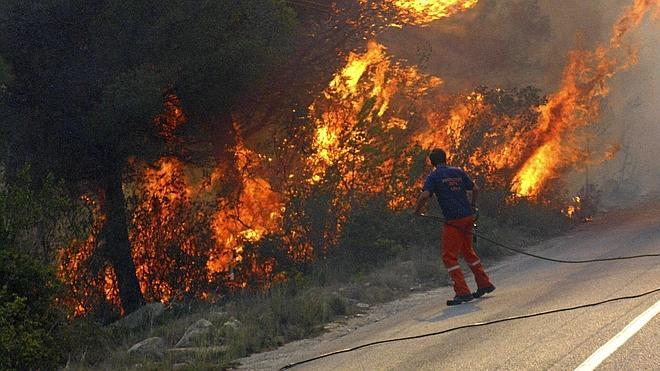 Un incendio obliga a desalojar a 1.400 personas en Alicante