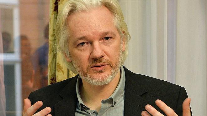 Podemos se reúne en Londres con Assange y le ofrece colaboración