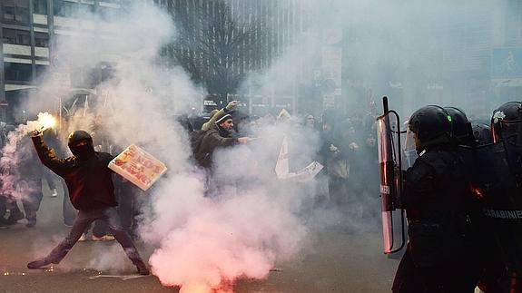 Los disturbios en Turín y Milán empañan la huelga contra las reformas de Renzi