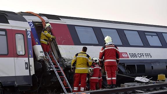 Al menos cinco heridos al chocar dos trenes en Suiza