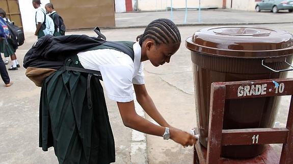 Liberia reabre sus fronteras ante el descenso del número de casos de ébola